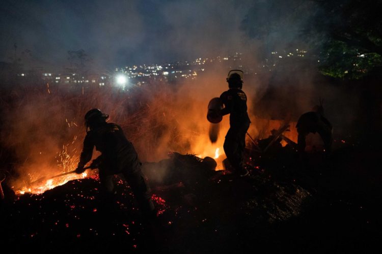 Fotografía de archivo donde dos bomberos trabajan para apagar un incendio en Caracas (Venezuela). EFE/ Rayner Peña R.