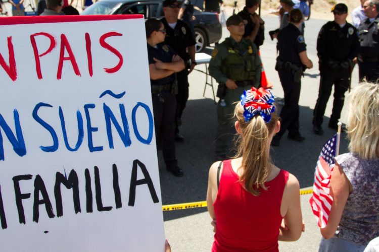 Foto de archivo de una protesta contra la deportación de inmigrantes en Murrieta, California (EE.UU.). EFE/Felipe Chacon