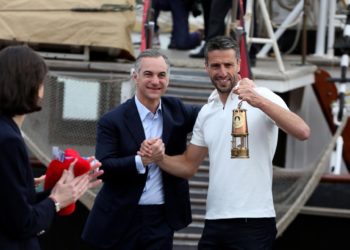 La llama olímpica abandona Grecia rumbo a Francia en el emblemático velero ‘Belem’