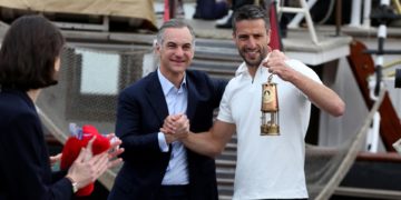 La llama olímpica abandona Grecia rumbo a Francia en el emblemático velero ‘Belem’