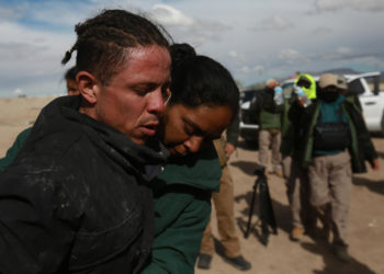 Trifulca entre migrantes y agentes en la frontera entre México y Estados Unidos