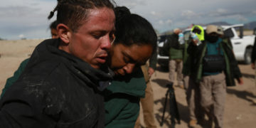 Trifulca entre migrantes y agentes en la frontera entre México y Estados Unidos