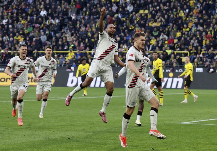 El jugador del Leverkusen Josip Stanisic (d) celebra su gol durante el partido de la Bundesliga que han jugado Borussia Dortmund y Bayer 04 Leverkusen en Dortmund, Alemania. EFE/EPA/CHRISTOPHER NEUNDORF