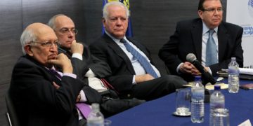 González Urrutia acepta ser el candidato presidencial de la principal coalición antichavista