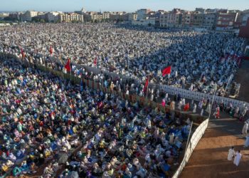 Rezos multitudinarios al aire libre en Marruecos para celebrar el fin de Ramadán