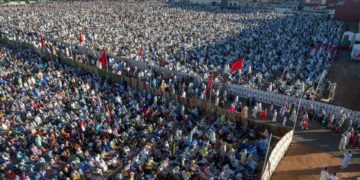 Rezos multitudinarios al aire libre en Marruecos para celebrar el fin de Ramadán