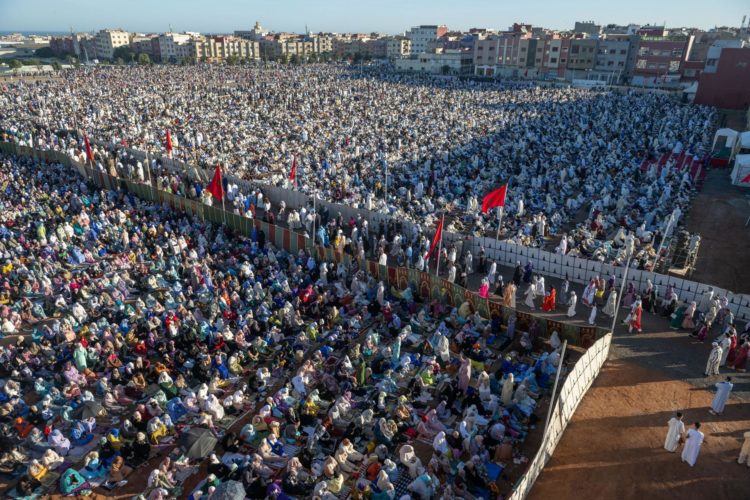 Fieles musulmanes asisten a la oración de Eid al-Fitr en una plaza abierta en Sale, Marruecos, el 10 de abril de 2024. (Marruecos) EFE/EPA/JALAL MORCHIDI