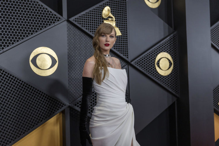 Taylor Swift asiste a la 66ª edición de los Premios Grammy el 4 de febrero de 2024. EFE/ Armando Arorizo