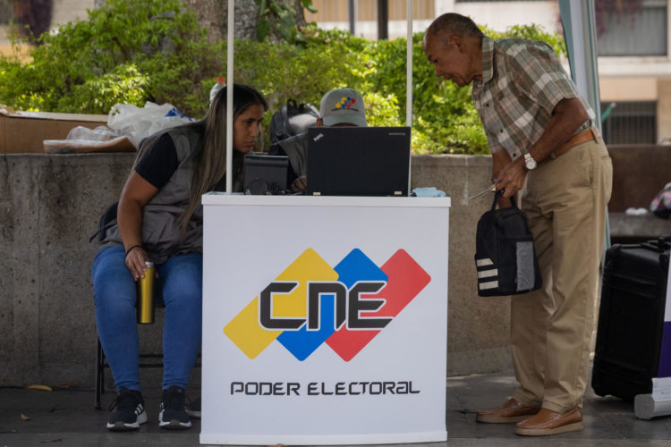 Fotografía de archivo de un hombre que acude el 18 de marzo de 2024 a un puesto instalado por el Consejo Nacional Electoral (CNE) para registro y actualización de datos, en Caracas (Venezuela). EFE/ Rayner Peña R.