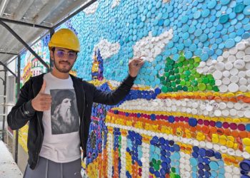 El artista venezolano Oscar Olivares compone en Italia un enorme ‘eco-mural’ con tapas