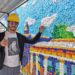 El artista venezolano Oscar Olivares compone en Italia un enorme ‘eco-mural’ con tapas