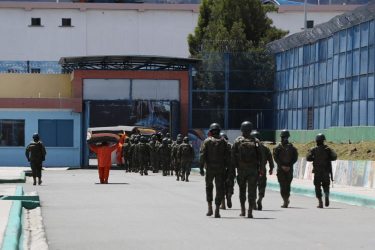 Fotografía de archivo de militares que custodian a reclusos mientras se trasladan dentro de la cárcel de Cotopaxi en Latacunga (Ecuador). EFE/ José Jácome