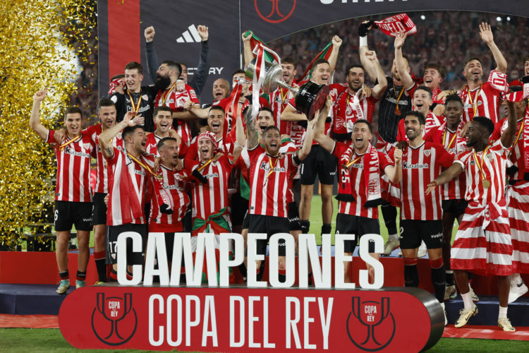 Los jugadores del Athletic Club celebran su victoria en la final de la Copa del Rey tras derrotar al Mallorca en la tanda de penaltis en el encuentro que han disputado en el estadio La Cartuja, en Sevilla. EFE / Julio Muñoz.