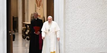 El papa: «Los ancianos no deben ser dejados solos sino vivir en familia»