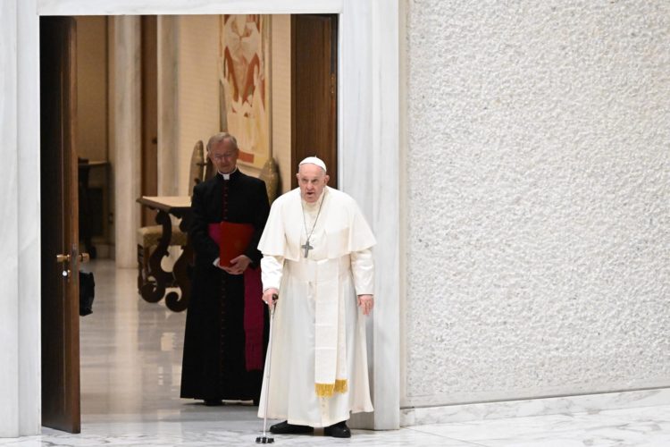 El Papa Francisco llega para asistir a una audiencia con abuelos, ancianos y nietos en el Aula Pablo VI, Ciudad del Vaticano, 27 de abril de 2024.
EFE/EPA/CLAUDIO PERI