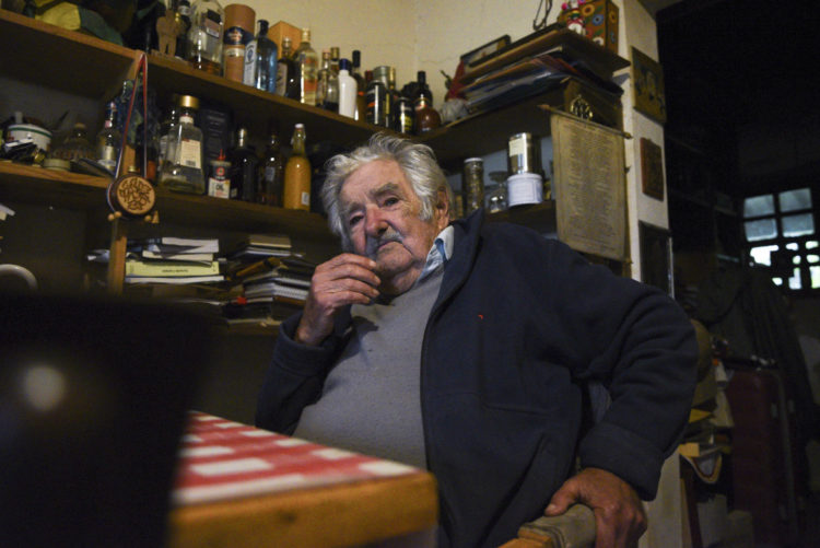 El expresidente de Uruguay José Mujica habla durante una entrevista con EFE, el 22 de abril de 2024, en Montevideo (Uruguay). EFE/ Sofía Torres