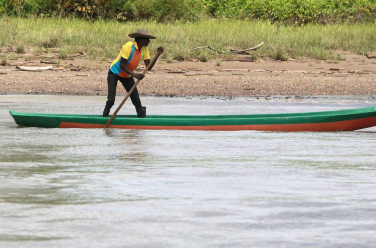 Una mujer se transporta en una canoa en el río Micay, en el municipio de López de Micay, en una fotografía de archivo. EFE/Ernesto Guzmán Jr