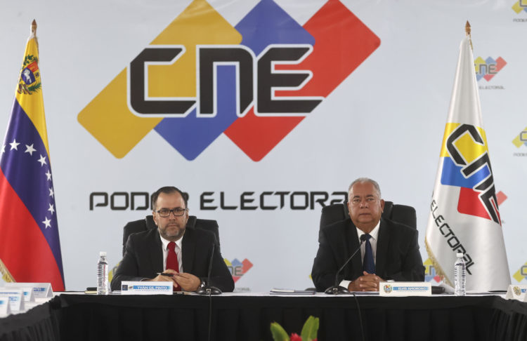 El canciller de venezuela, Yvan Gil (i), asiste a una reunión con el presidente del consejo nacional electoral, Elvis Amoroso (d), este jueves en Caracas (Venezuela). EFE/ Miguel Gutiérrez