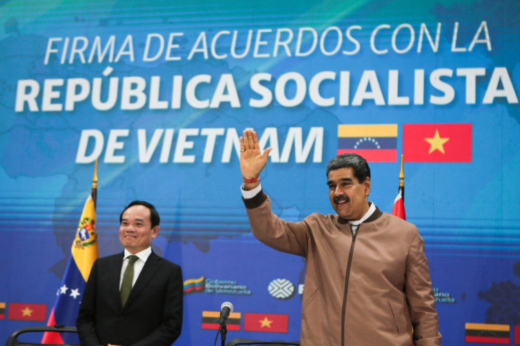 Fotografía cedida por el Palacio de Miraflores donde se observa al presidente venezolano Nicolás Maduro (d) saludando junto al vice primer ministro de Vietnam Tran Luu Quang este jueves, en Caracas (Venezuela). EFE/ Palacio de Miraflores