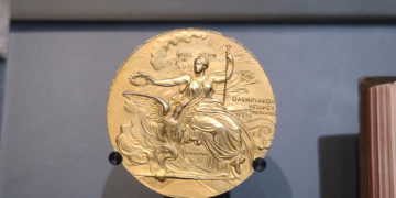 París muestra a través de las medallas un anecdotario de la historia olímpica