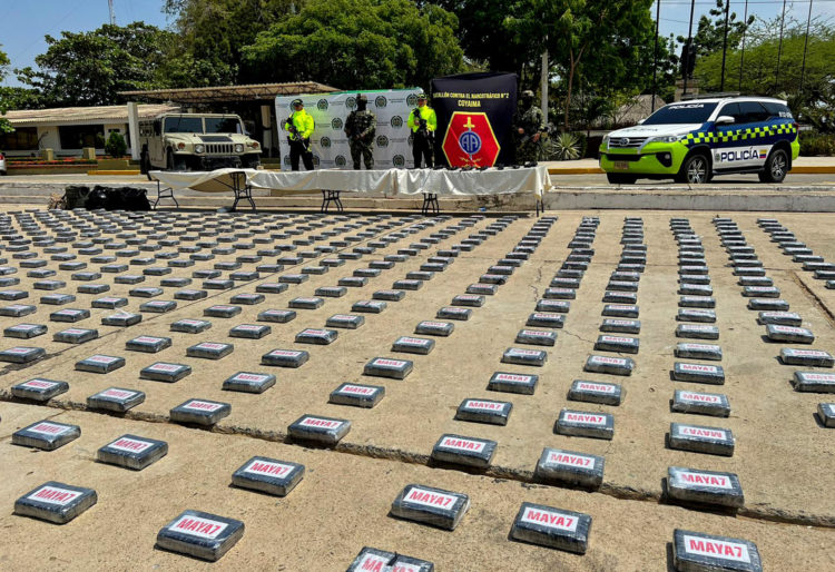 Fotografía cedida que muestra paquetes de un cargamento de 1.146 kilos de cocaína incautada en La Guajira (Colombia). EFE/ Policía De Colombia