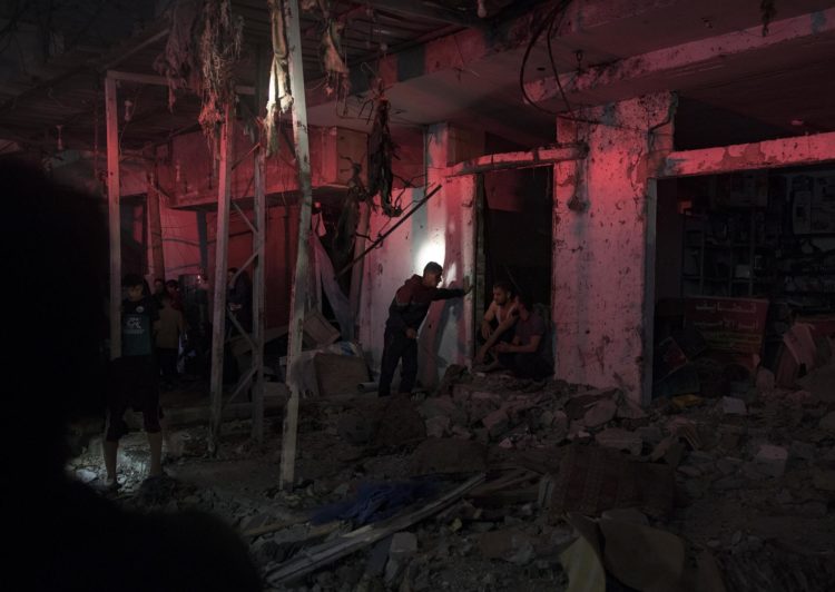 Palestinos buscan víctimas entre los escombros tras un ataque aéreo israelí en el campo de refugiados de Rafah, en el sur de la Franja de Gaza, el 16 de abril de 2024. EFE/EPA/HAITHAM IMAD