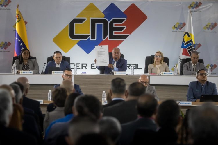 Elvis Amoroso (c), presidente del Consejo Nacional Electoral (CNE), muestra la lista oficial con los candidatos a elecciones presidenciales, este 8 de abril de 2024 en Caracas (Venezuela). EFE/ MIGUEL GUTIERREZ