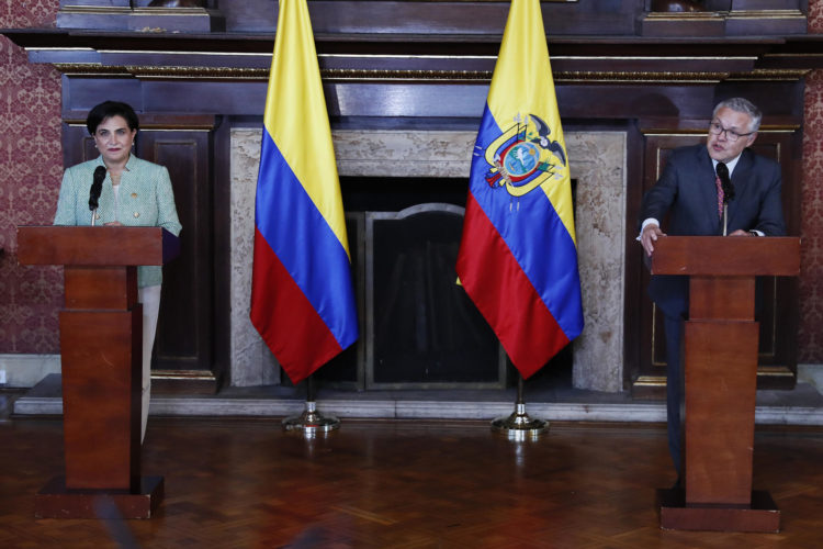 El ministro de Justicia y del Derecho de Colombia, Néstor Osuna (d), y la ministra de Relaciones Exteriores y Movilidad Humana de Ecuador, Gabriela Sommerfeld (i), ofrecen una rueda de prensa en Bogotá (Colombia). EFE/ Carlos Ortega