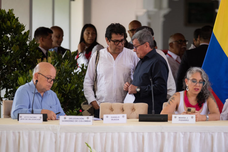 Fotografía de archivo del jefe de la delegación del ELN Pablo Beltran (2-d) mientras habla con Camilo Rueda (c), representante del Gobierno de Colombia, en Caracas (Venezuela). EFE/ Rayner Peña R