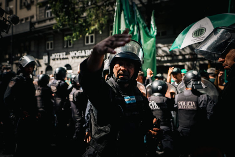 Agentes de Policía prestan guardia como parte del dispositivo de seguridad durante una jornada de protesta convocada por la Asociación de Trabajadores del Estado en Buenos Aires (Argentina). EFE/ Juan Ignacio Roncoroni