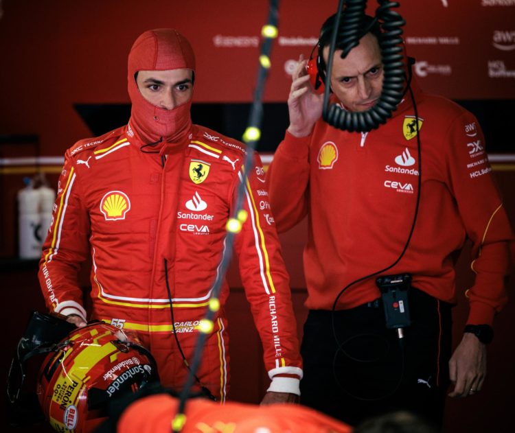 El piloto español Carlos Sainz (Ferrari) se prepara para la sesión de clasificación. EFE/EPA/ALEX PLAVEVSKI