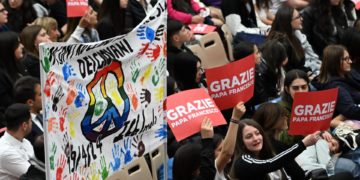 El papa pide a los niños ser «artesanos de paz» y «no perder tiempo en redes sociales»