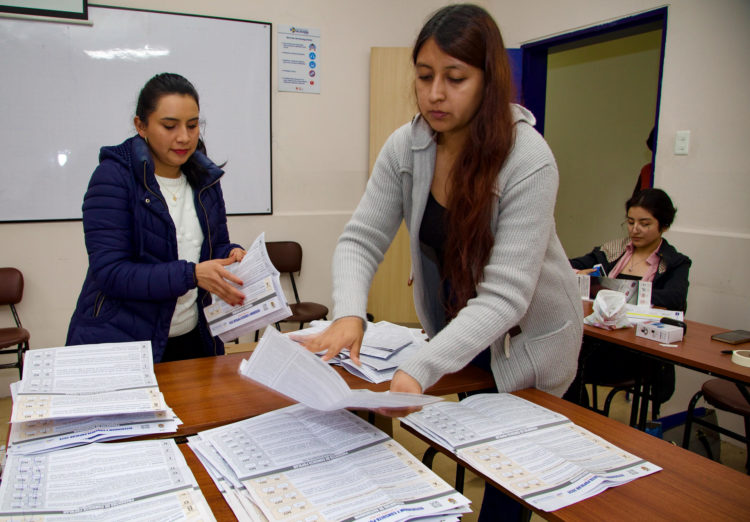 Personas inician el conteo de la votación del referéndum este 21 de abril de 2024 en Quito (Ecuador). EFE/Gianna Benalcazar