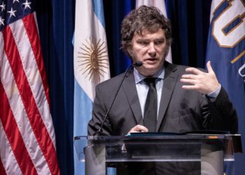 Javier Milei no volverá a viajar en aerolíneas comerciales por seguridad
