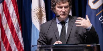 Javier Milei no volverá a viajar en aerolíneas comerciales por seguridad