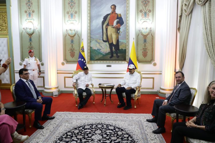 El presidente de Colombia, Gustavo Petro  (c-i), se reúne con el presidente de Venezuela, Nicolás Maduro (c-d), en el Palacio de Miraflores, en Caracas (Venezuela). EFE/ Rayner Peña R.