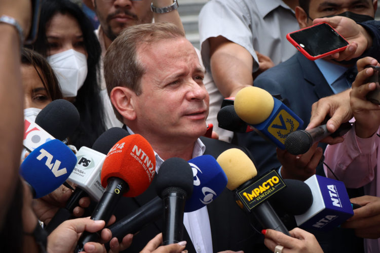Fotografía de archivo en la que se registró al líder opositor venezolano Juan Pablo Guanipa, al atender a la prensa, en Caracas (Venezuela). EFE/Ronald Peña