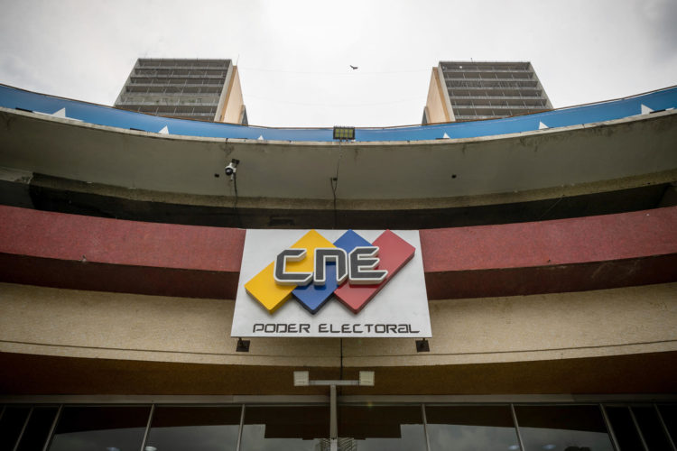 Fotografía de la fachada de la sede del Consejo Nacional Electoral (CNE), en Caracas (Venezuela). EFE/ Rayner Peña R.