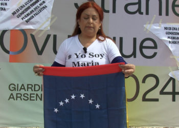 La artista Andreina Fuentes Angarita exigió elecciones libres frente al Pabellón de Venezuela en la Bienal de Arte de Venecia