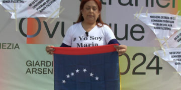 La artista Andreina Fuentes Angarita exigió elecciones libres frente al Pabellón de Venezuela en la Bienal de Arte de Venecia