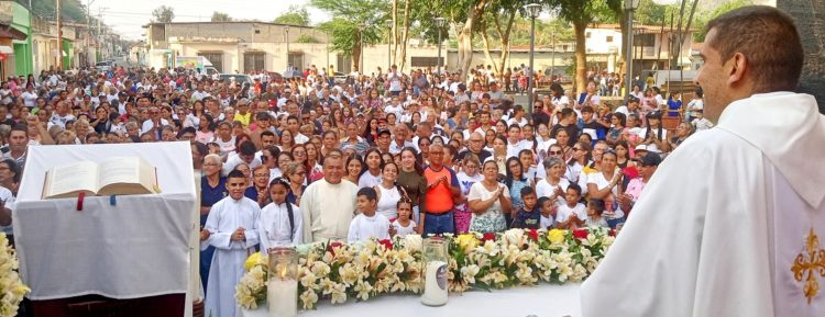 La feligresía desbordo las adyacencias del templo parroquial “Inmaculada Concepción” y la plaza Bolívar de Motatan (Fotos Douglas Abreu)