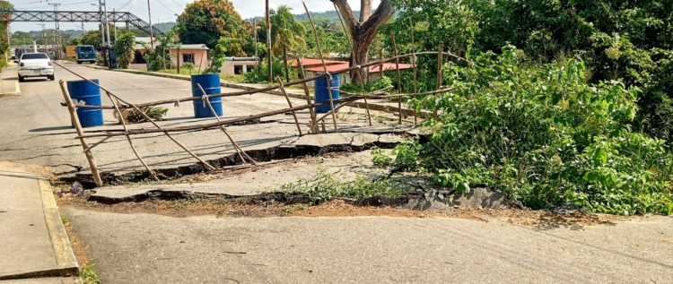 Puente “San Nicolás” ubicado frente a la Escuela “Raúl Leoni” sucumbió por las rubias (Fotos Douglas Abreu)