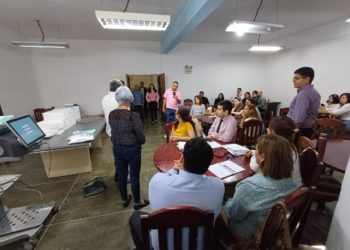 Oftamólogos recibe inducción de equipo para realizar cirugía de catarata en el IAHULA
