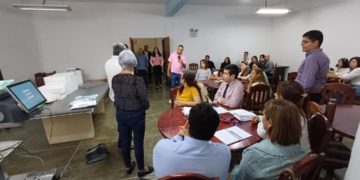 Oftamólogos recibe inducción de equipo para realizar cirugía de catarata en el IAHULA