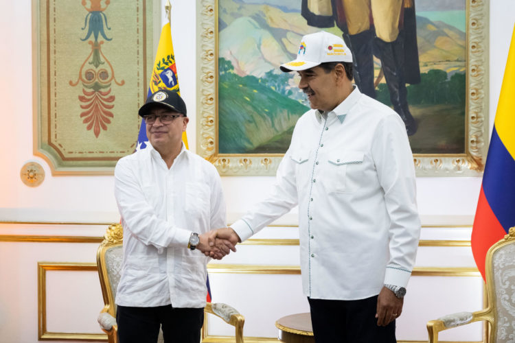El presidente de Colombia, Gustavo Petro (i), estrecha la mano del presidente de Venezuela, Nicolás Maduro, durante una reunión el 9 de abril de 2024, en el Palacio de Miraflores, en Caracas (Venezuela). EFE/ Rayner Peña R.