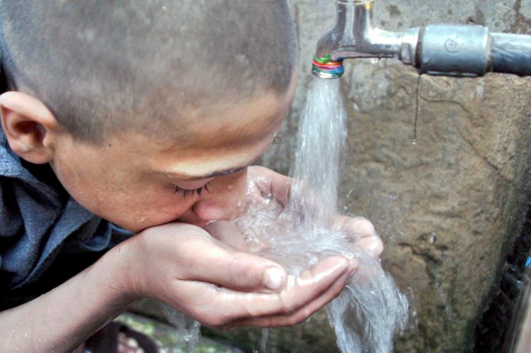 En la imagen de archivo, un niño bebe agua en un grifo comunitario en Peshawar, Pakistán. EFE/Arshad Arbab