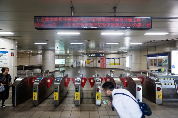 Un hombre pasa junto a un cartel que muestra un anuncio de suspensión tras un terremoto cerca de Hualien, en una estación de metro en Taipéi (Taiwán), el 3 de abril de 2024. EFE/EPA/Daniel Ceng