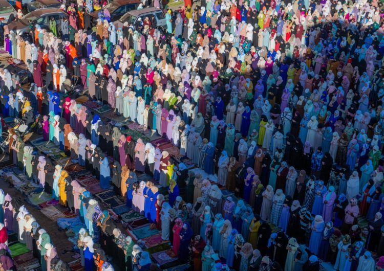 Rezos multitudinarios al aire libre en Marruecos para celebrar el fin de Ramadán