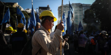 Precariedad del sistema de pensiones en Latinoamérica obliga a trabajar más allá de los 65