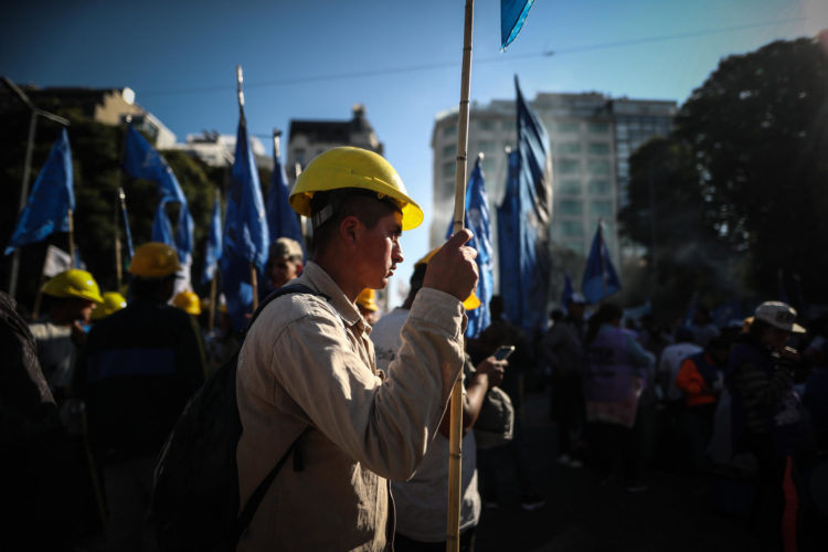 Manifestantes participan en la marcha por el Día Internacional del Trabajo hoy, en Buenos Aires (Argentina). EFE/ Juan Ignacio Roncoroni/Archivo